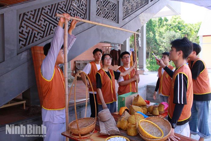 Các tình nguyện viên bài trí không gian trải nghiệm chợ quê trong khóa tu mùa hè tại chùa Hoàng Mai.