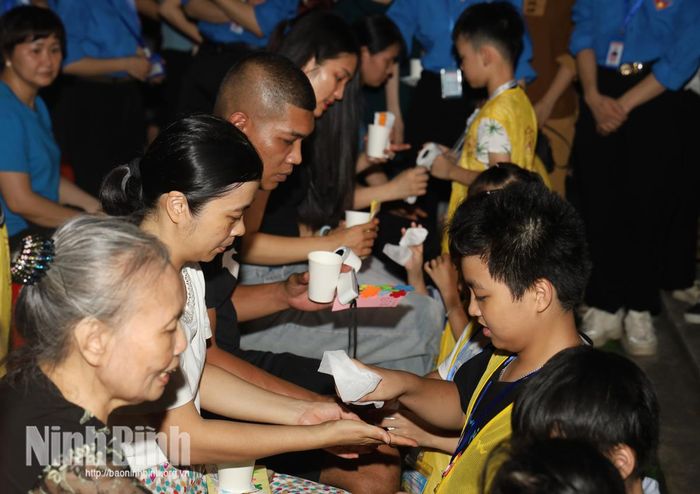 Nghi lễ rửa tay cho cha mẹ mang đến nhiều cảm xúc cho các khóa sinh và phụ huynh.