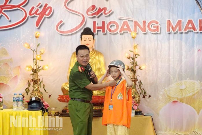 Công an phường Thành Nam tuyên truyền, phổ biến kiến thức an toàn giao thông cho các khóa sinh chùa Hoàng Mai.