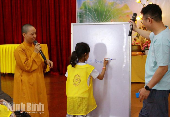 Khóa sinh tham gia trò chơi trí tuệ trong khuôn khổ Khóa tu mùa hè năm 2026 tại chùa Hoàng Mai.