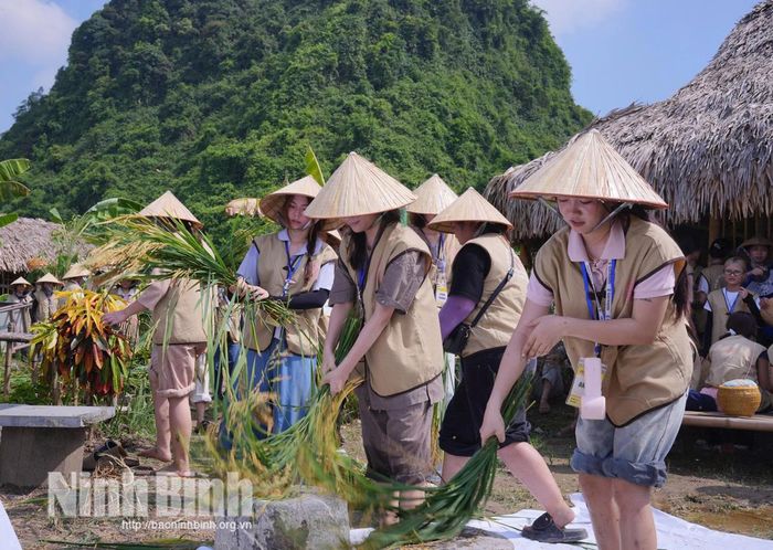 Trải nghiệm làm nông dân giúp các em hiểu hơn về sự vất vả của người lao động.