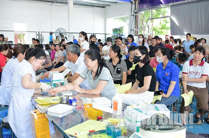 Các tình nguyện viên tham gia hiến máu tại Ngày hội.