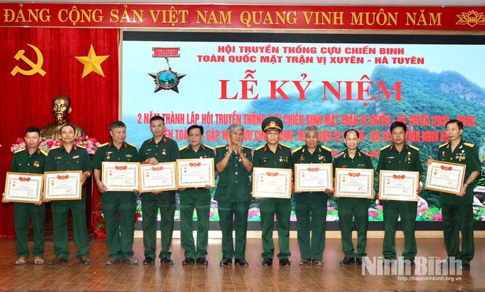 Ban Liên lạc Hội Truyền thống cựu chiến binh mặt trận Vị Xuyên - Hà Tuyên tỉnh khen thưởng các hội viên có thành tích xuất sắc từ năm 2024-2026.