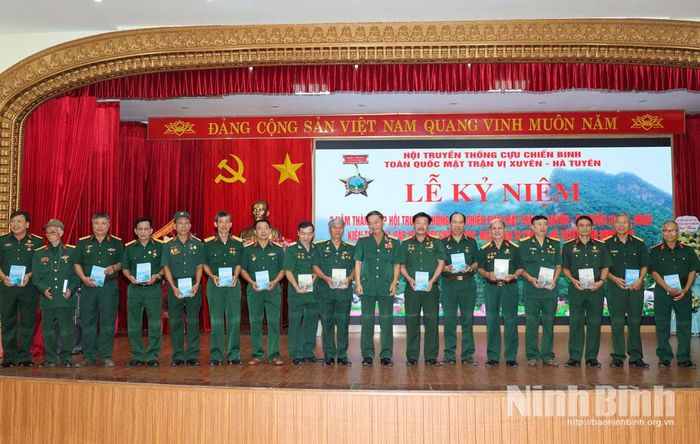 Thiếu tướng Hoàng Kiền, Anh hùng LLVT nhân dân, nguyên Tư lệnh Binh chủng Công binh tặng cuốn sách “Con đường mơ ước” và “Chủ quyền biển đảo Việt Nam” cho các đại biểu.
