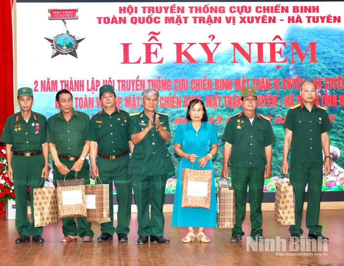 Ban Liên lạc Hội Truyền thống cựu chiến binh Mặt trận Vị Xuyên - Hà Tuyên tỉnh tặng quà cho gia đình các liệt sĩ, thương binh.