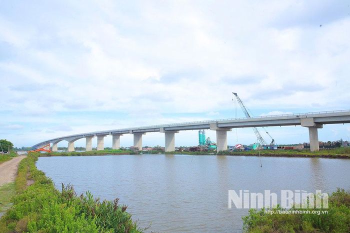 Cầu vượt sông Đáy, thuộc Dự án xây dựng tuyến đường bộ ven biển đoạn qua tỉnh Ninh Bình đã hoàn thành và đưa vào khai thác sử dụng, mở ra dư địa phát triển vùng ven biển Ninh Bình.