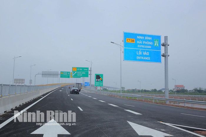 Dự án đầu tư xây dựng tuyến đường bộ cao tốc Ninh Bình - Hải Phòng, đoạn qua tỉnh Ninh Bình đang được đẩy nhanh tiến độ thi công.