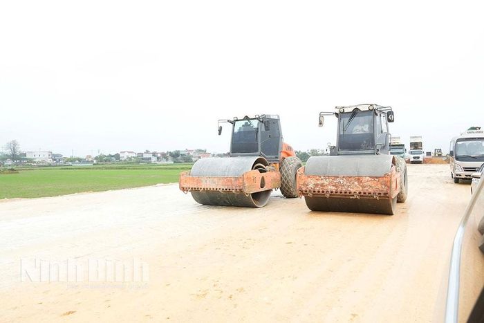 Nhà thầu thi công tranh thủ thời tiết thuận lợi để tổ chức nhiều mũi thi công trên tuyến.