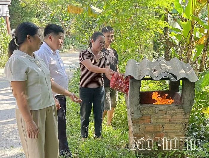 Phụ nữ khu Xuân 1, xã Xuân Đài thu gom, phân loại và xử lý rác thải sinh hoạt tại nguồn, góp phần bảo vệ môi trường nông thôn miền núi.