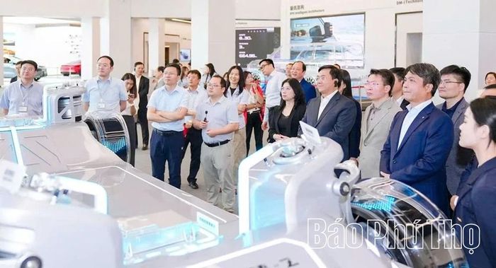 Chủ tịch UBND tỉnh Trần Duy Đông và Đoàn công tác tham quan Phòng trưng bày của Tập đoàn BYD tại Thâm Quyến - trung tâm công nghệ hàng đầu của Trung Quốc.