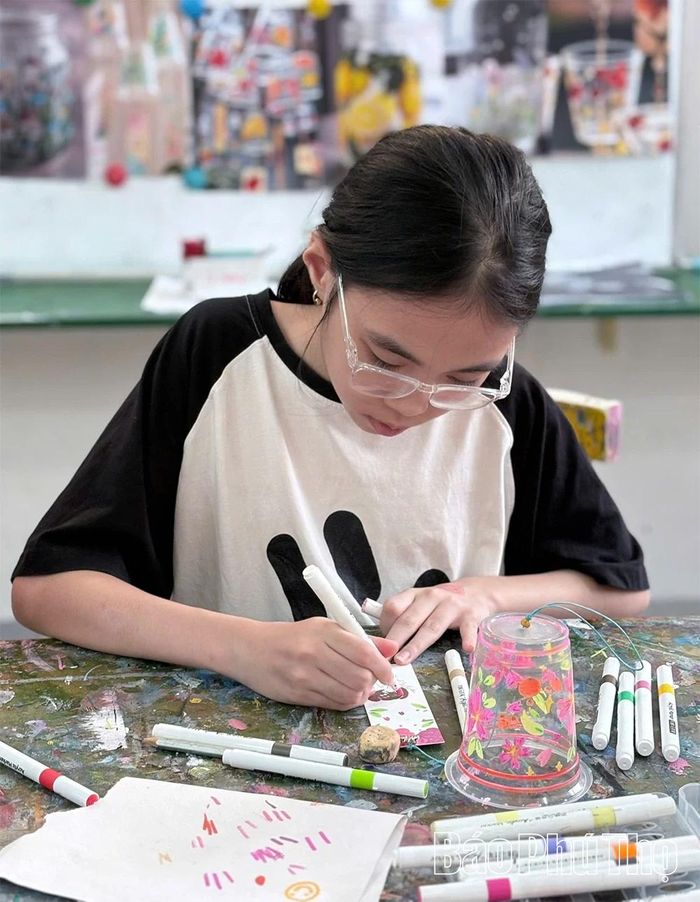 Qua bàn tay khéo léo của các em nhỏ, những chiếc chuông gió được làm từ cốc nhựa có các hình vẽ đáng yêu.