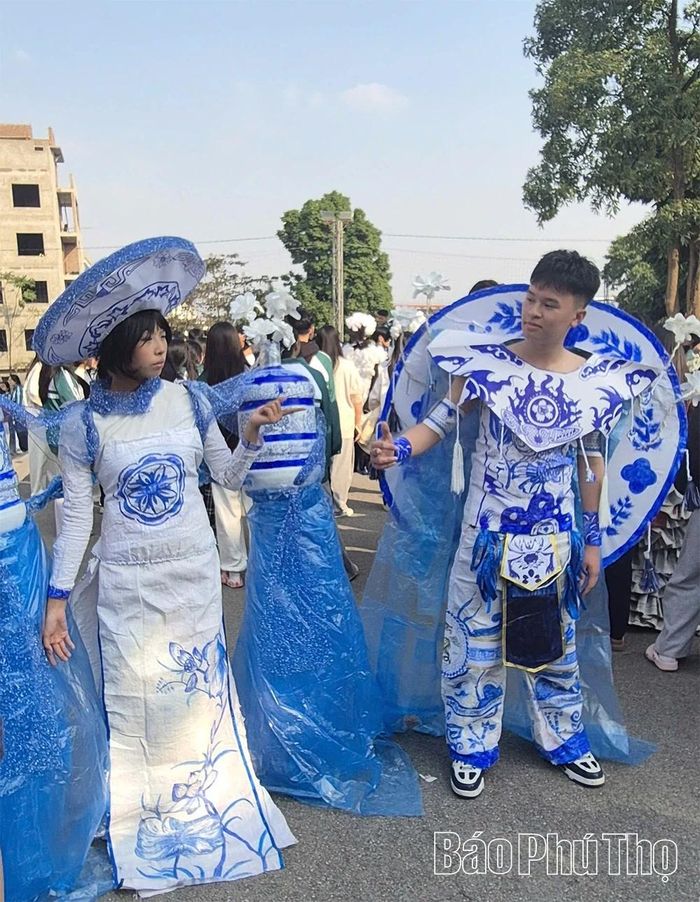 Khả năng sáng tạo của học sinh Trường THPT Việt Trì được thể hiện trên những trang phục cầu kỳ, đẹp mắt làm từ vật liệu tái chế.