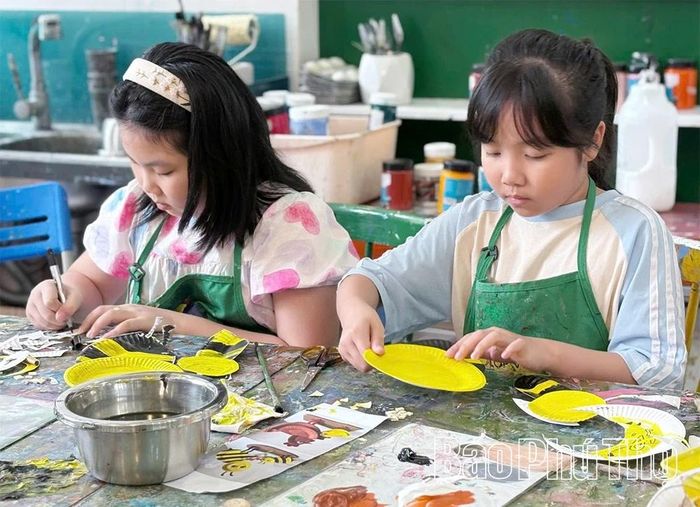 Các em nhỏ ở lớp vẽ Summer được hướng dẫn làm những con vật từ vật liệu đã qua sử dụng.