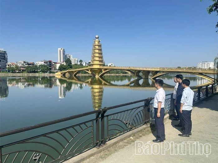 Cán bộ Trung tâm Phát triển quỹ đất Phú Thọ thường xuyên kiểm tra, duy trì vệ sinh mặt nước hồ Công viên Văn Lang.