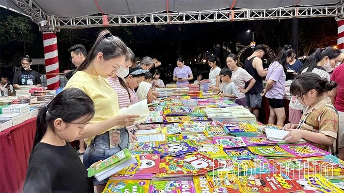 Phụ huynh và học sinh có nhiều lựa chọn sách ở các lĩnh vực khác nhau.