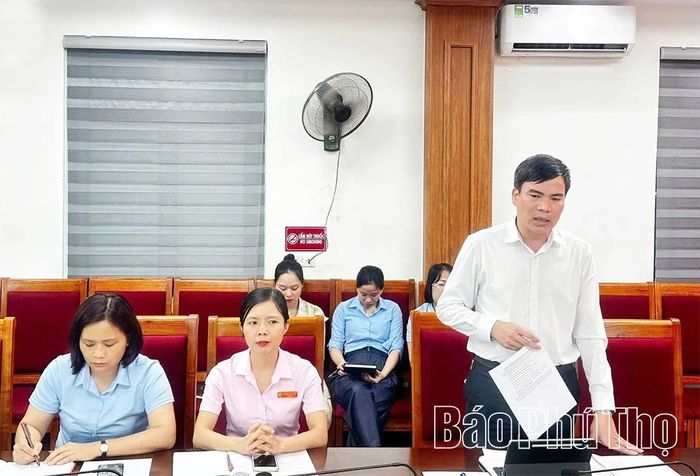 Trên tinh thần thẳng thắn và trách nhiệm, các đảng viên Chi bộ UBND xã Phùng Nguyên đã tích cực đóng góp ý kiến, tập trung phân tích những khó khăn trong công tác giải phóng mặt bằng.
