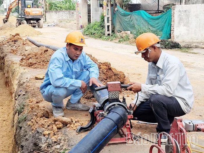 Công nhân kỹ thuật của công ty thi công tuyến ống mới, đáp ứng nhu cầu sử dụng nước sạch của khách hàng.