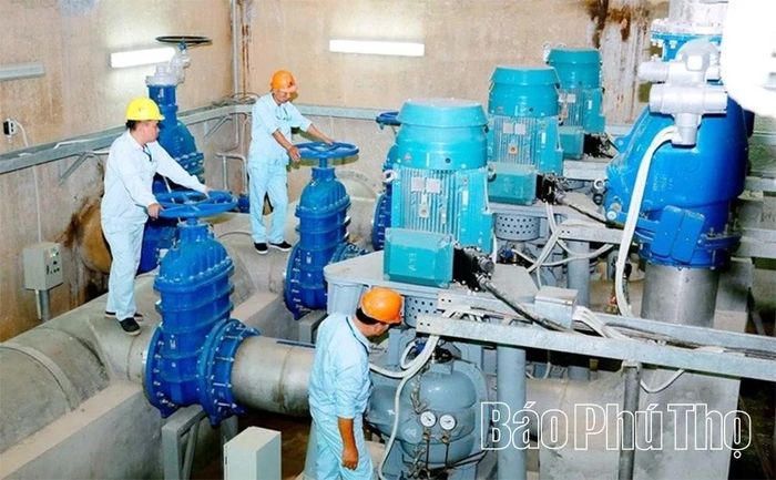 Công nhân kỹ thuật luôn kiểm tra hệ thống van máy, vận hành máy bơm đảm bảo hiệu suất cao.