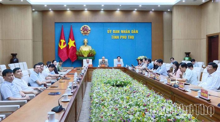 Đại biểu dự Lễ phát động Phong trào thi đua “Quyết tâm thực hiện thắng lợi mục tiêu tăng trưởng bền vững 2 con số giai đoạn 2026-2030” tại điểm cầu tỉnh Phú Thọ.