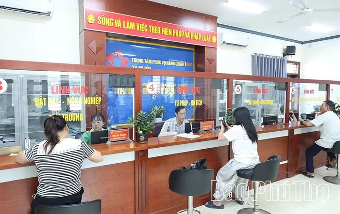 Trung tâm Phục vụ hành chính công xã Hạ Hòa được đầu tư trang thiết bị đồng bộ, đáp ứng nhu cầu giải quyết thủ tục hành chính cho người dân.