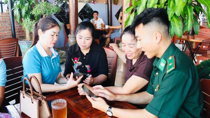 Hội Liên hiệp Phụ nữ xã Sen Ngư phối hợp với Đồn Biên phòng Ngư Thủy hỗ trợ bà con cài đặt, sử dụng các ứng dụng, tiện ích điện tử - Ảnh: NVCC