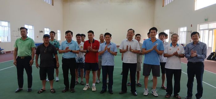Đại biểu và Ban Tổ chức và chụp ảnh lưu niệm cùng các vận động viên tham dự giải - Ảnh: H.Đ