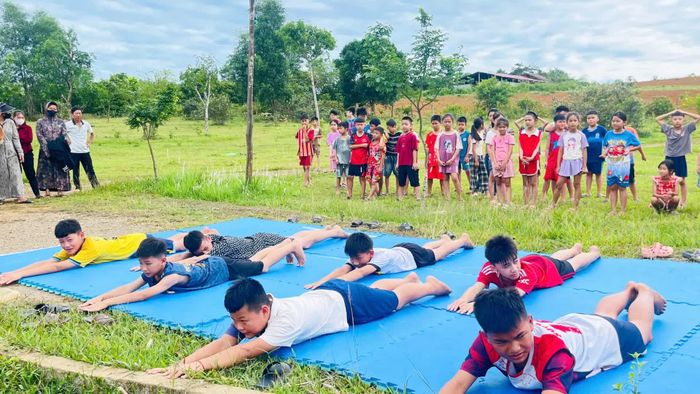 Các em học sinh được truyền đạt kiến thức cần thiết, góp phần giảm thiểu rủi ro và nâng cao ý thức phòng tránh tai nạn đuối nước - Ảnh: X.P
