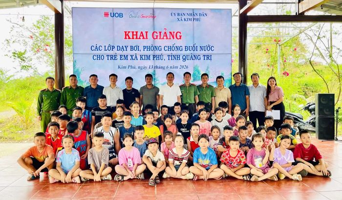 Lớp học bơi miễn phí dành cho 300 học sinh trên địa bàn xã Kim Phú - Ảnh: X.P