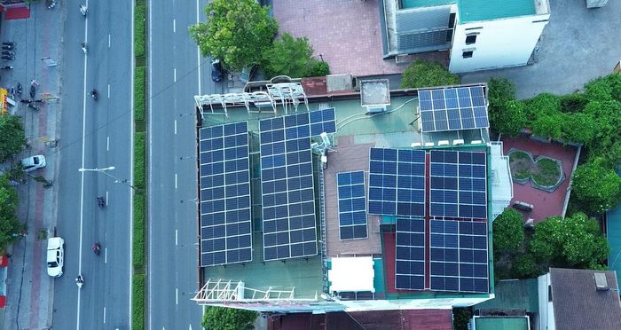 Điện mặt trời mái nhà góp phần tiết kiệm điện - Ảnh: B.C