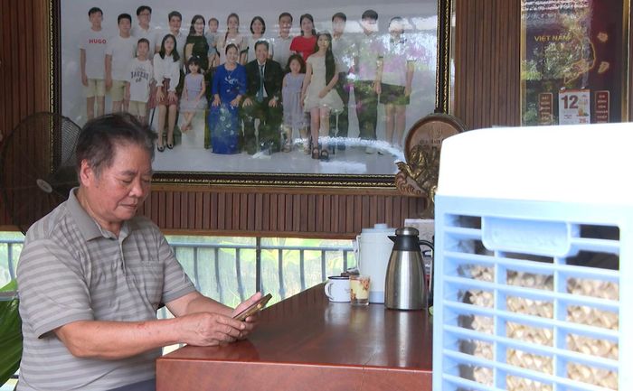 Ông Nguyễn Văn Hanh ở phường Đồng Hới thực hành tiết kiệm điện trong sinh hoạt - Ảnh: B.C