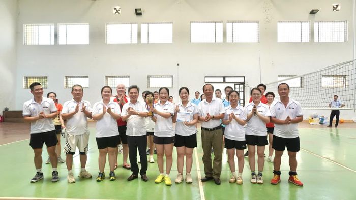 Ban Tổ chức trao giải Nhất cho Tổ công đoàn Văn phòng - Ảnh: H.T