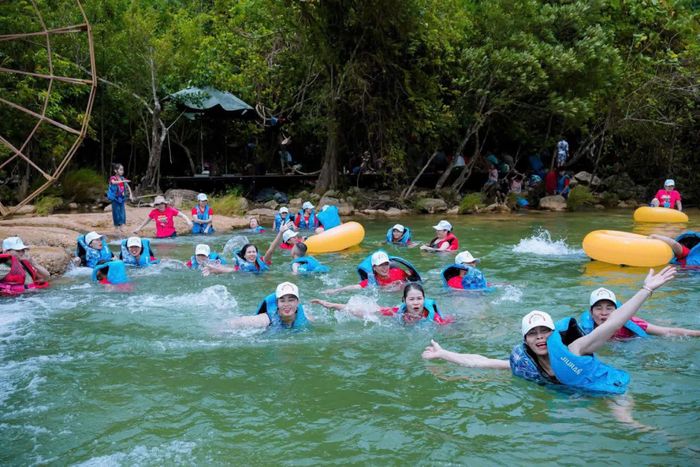 Du khách trải nghiệm tại Khu du lịch sinh thái khe Nước Lạnh - Ảnh: D.H