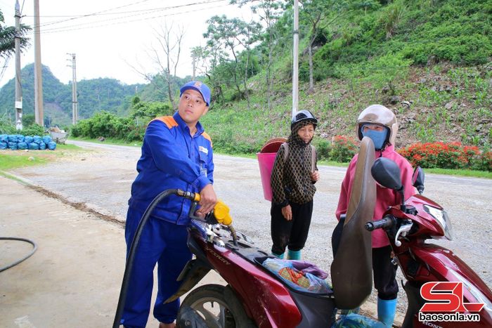 Người dân xã Vân Hồ sử dụng xăng sinh học E10.