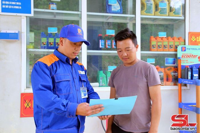 Nhân viên Cửa hàng xăng dầu Prolimex 35 tuyên truyền cho khách hàng về xăng sinh học E10.
