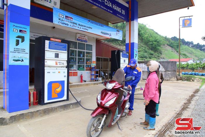 Người dân xã Vân Hồ đến đổ xăng tại Cửa hàng.