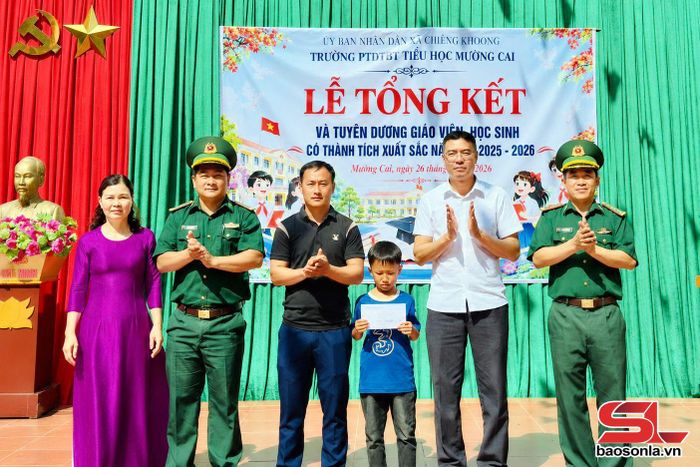 Cán bộ Đồn Biên phòng Mường Cai chuyển trao hỗ trợ kinh phí Dự án "Cán bộ, chiến sĩ quân đội nâng bước em tới trường" cho học sinh Trường PTDTBT Tiểu học Mường Cai.