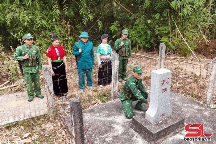 Cán bộ, chiến sĩ Đồn Biên phòng Mường Cai cùng dân quân xã tuần tra, kiểm tra cột mốc biên giới.