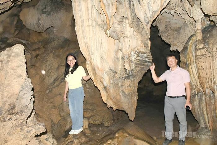Du khách thích thú khi khám phá hang động ở Cao Đường.
