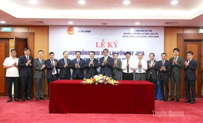 Các đại biểu chụp hình lưu niệm tại buổi lễ.