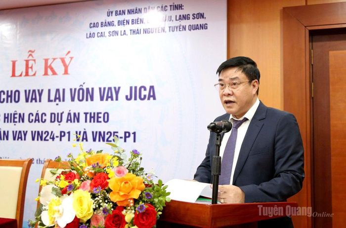 Đồng chí Hoàng Gia Long, Phó Chủ tịch UBND tỉnh Tuyên Quang đại diện các tỉnh phát biểu.