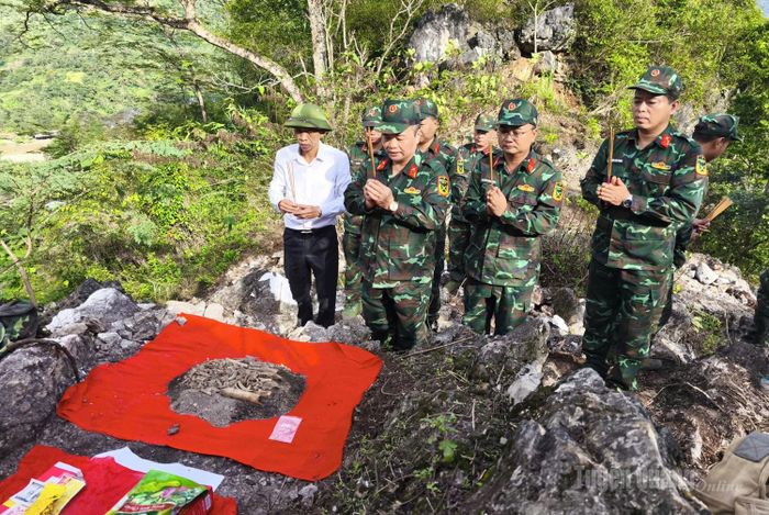 Bên phần hài cốt liệt sĩ vừa được tìm thấy, lực lượng chức năng thắp nén tâm nhang tưởng niệm trước khi đưa về nơi quy tập để tiếp tục thực hiện công tác giám định, xác minh danh tính.