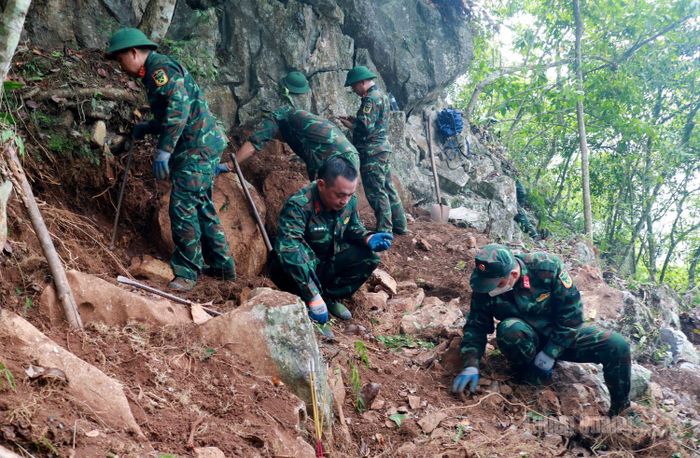 Các tổ công tác được chia thành nhiều hướng, kiên trì đào xới, rà soát từng diện tích nhỏ với quyết tâm không bỏ sót bất kỳ dấu tích nào.