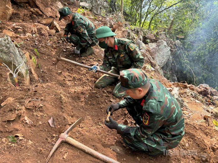 Địa hình hiểm trở khiến phần lớn công việc tìm kiếm phải thực hiện bằng sức người cùng những trang bị, dụng cụ thô sơ.