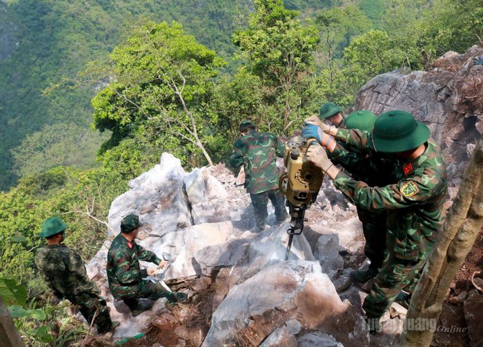 Dẫu đối mặt với nhiều khó khăn, hiểm nguy, lực lượng tìm kiếm vẫn kiên trì bám địa bàn với quyết tâm đưa các anh hùng liệt sĩ trở về trong vòng tay quê hương, đồng đội và người thân.