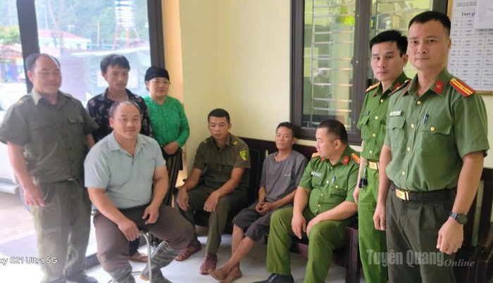 Ông Sình Chứ Xá (thứ tư từ phải qua) được đưa về trụ sở Công an xã Nghĩa Thuận an toàn.