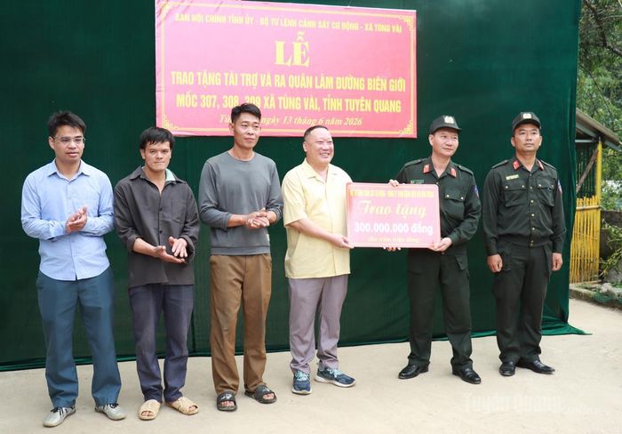 Đại diện Bộ Tư lệnh Cảnh sát Cơ động trao hỗ trợ 300 triệu đồng cho xã Tùng Vài.
