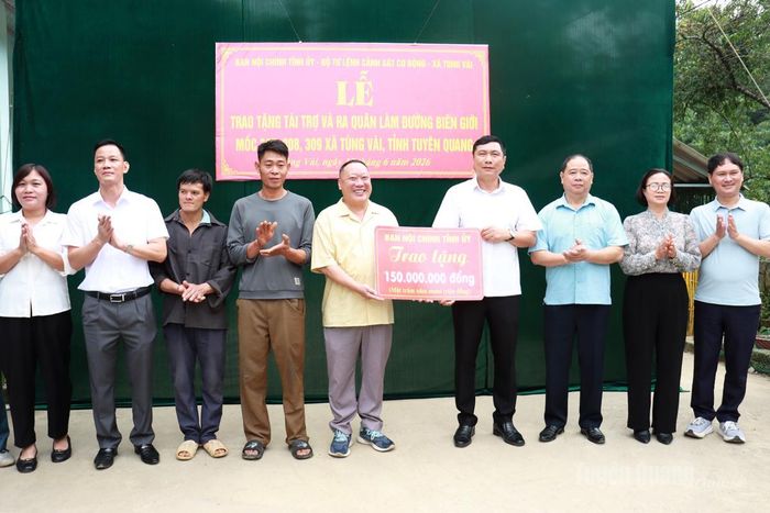 Đồng chí Phùng Tiến Quân, Trưởng Ban Nội chính Tỉnh ủy trao 150 triệu đồng hỗ trợ xã Tùng Vài làm đường bê tông.