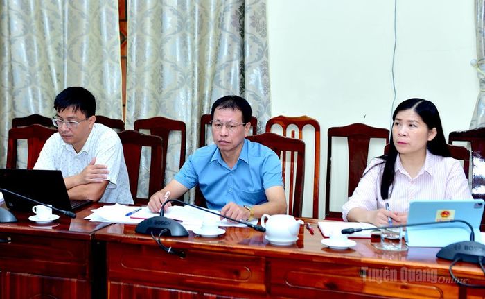 Phó Chủ tịch HĐND tỉnh Lê Thị Thanh Trà và các đại biểu dự buổi làm việc.