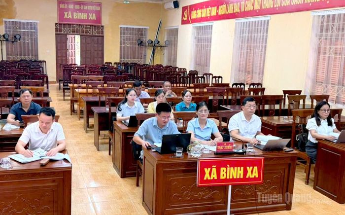Các lãnh đạo hai xã Yên Nguyên và Bình Xa dự làm việc tại điểm cầu xã Bình Xa.