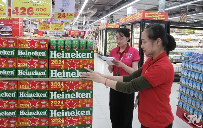 Nhân viên Siêu thị GO Thái Nguyên đang rà soát các sản phẩm để tính toán đưa ra các mức khuyến mại và giảm giá cho khách hàng.
